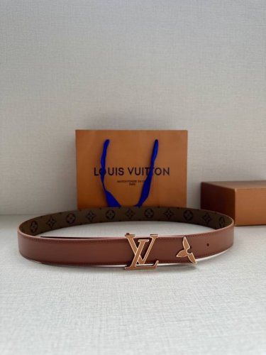 3.0宽本款 Pretty Lv 双面腰带以耀目金属雕琢 Lv Initiales 搭扣和末端的不完整 Monogram 花卉，凝聚工艺淬炼和创意巧思。华美皮革