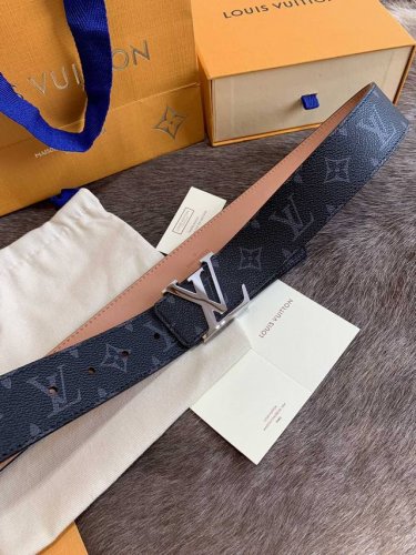 高品质，实物拍摄批 配全套专柜礼盒品牌：Lv经典之作扣头材质：纯钢拉丝螺丝扣带身材质正面：40Mm宽度采用品牌专用革料配头层磨砂牛皮时尚大方经典百搭 支持验货