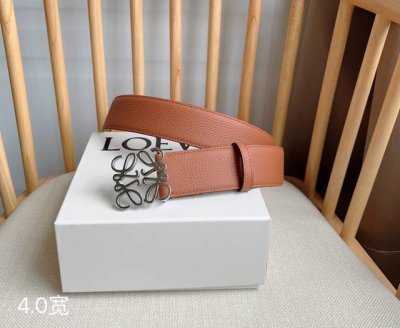 Loewe 罗意威专柜最新同款腰带 选用柔软粒面牛皮革和光滑牛皮革制成腰带 配有Loewe Anagram针扣 卓越的工艺 个性的造型 精美的材质 宽:4.0C