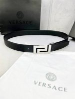 宽度3.5Cm Versace 范思哲 此款柔软的 手掌纹皮底 皮带饰有一个几何形状的希腊回纹别扣，既时尚又优雅。