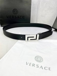 宽度3.5Cm Versace 范思哲 此款柔软的 手掌纹皮底 皮带饰有一个几何形状的希腊回纹别扣，既时尚又优雅。