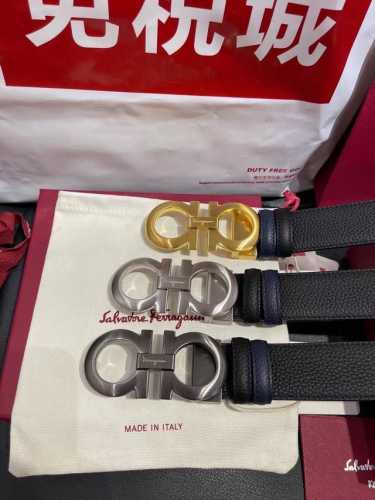 菲拉格慕这款时髦的双面皮带采用双色设计，柔软的牛皮经过手工处理，双面可用 一面黑色一面蓝色打造出极其柔韧的触感。Gancini扣饰饰有对比细节，风格时尚现代 宽
