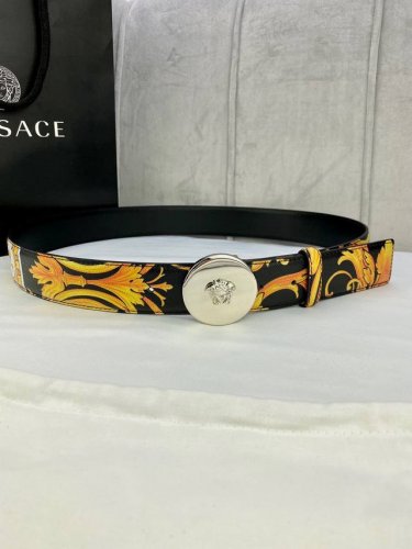 宽度4.0Cm Versace 范思哲 此款Palazzo腰带采用牛皮革面料制作，并饰有Le Po Classique图案印花和标志性的美杜莎五金真空电镀配件