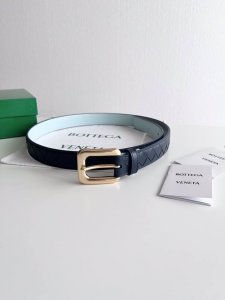 特 Bv 新款女士编织腰带 纯手工Intreccio大格子编织 双面意大利小牛皮搭配复古金色针扣 宽度25Mm 颜色: 深蓝 浅蓝色