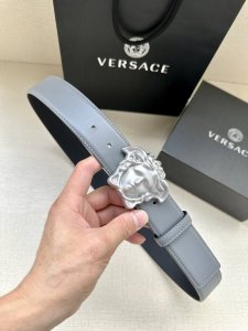 宽度4.0Cm Versace 范思哲 此款腰带的搭扣饰有品牌标志性的 哑色扣头 金 银色闪光Virtus五金配件。 DDD