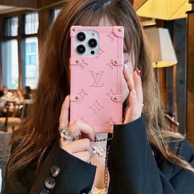 Lv官网同步夏季新款 铆钉链条手机壳 可手提斜挎 质感超Nice 型号 为了不出现报错型号 请打开本机查看手机设置显示的型号 iphone15pro Max 6