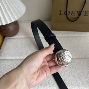 特 罗意威新款光滑牛皮革腰带，饰以金属Loewe品牌标志Logo，宽2.8Cm，五孔调节。颜色：黑色
