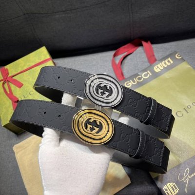 古奇 宽4.0Cm 新款 各式百搭单品继续为Gucci 早春系列添姿加彩。这款黑色腰带以Gg橡胶效果皮革匠心打造，配以方形腰带扣，为日常造型注入别样魅力