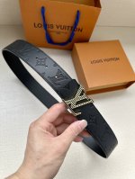 特 Lv 4.0宽可逆带可以在两种方式。表带的一侧采用Monogram Shadow皮革打造标志性外观，另一侧则采用素色皮革打造低调效果。银色漆包条纹的Lv扣为