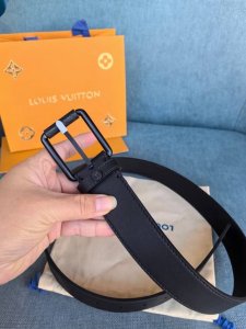 驴牌～这款经典而又魅力恒久的腰带外型宽大，精品五金扣通过精工Cnc工艺更加精致完美；新款带扣和牛仔装相得益彰，彰显一派休闲气息。易搭配各类服饰；经典不过时。宽度