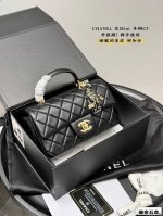 全套礼盒包装 升级版！带小狮子挂件！ 香奈儿Chanel大Mini Cf Handle 鎏金五金！ 带手柄的Cf比常规款Cf更多了一些优雅 搭配裙装 法式风情扑
