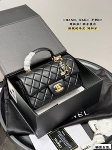 全套礼盒包装 升级版！带小狮子挂件！ 香奈儿Chanel大Mini Cf Handle 鎏金五金！ 带手柄的Cf比常规款Cf更多了一些优雅 搭配裙装 法式风情扑