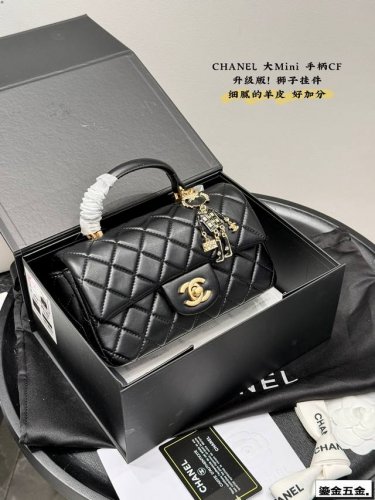 全套礼盒包装 升级版！带小狮子挂件！ 香奈儿Chanel大Mini Cf Handle 鎏金五金！ 带手柄的Cf比常规款Cf更多了一些优雅 搭配裙装 法式风情扑