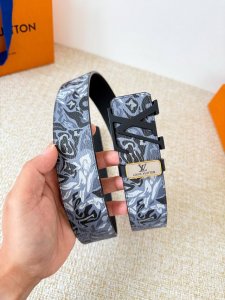 品名： Lv..路易..威登腰带皮带原单 型号：挂扣，经典纯钢材质挂扣，头层牛皮，图片实物拍摄 材料：头层牛皮，挂扣系列，纯钢材质扣头，镀钯电镀工艺永不掉色。原
