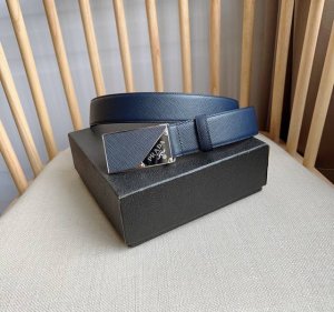 Prada 普拉达 专柜最新款 这款百搭配饰定格简约而考究的设计 优雅的Saffano皮革交叉平行线纹理平添别样的微妙韵致 标识性的金属刻字徽标点缀搭扣 宽3.