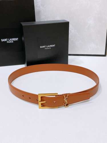 特 Salnt.Laurent.Paris. Le Cassandre粒面羊皮革腰带 腰带搭配可调节加长方扣和le Cassandre环扣。镌刻圣罗兰 Pari