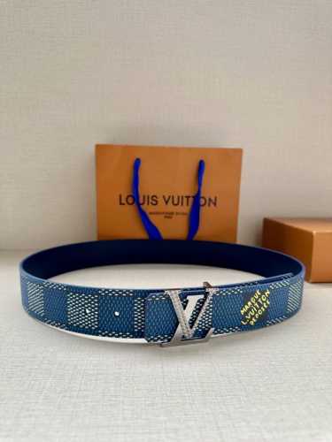 特 4.0宽 本款 Lv Initials 双面腰带凝聚 Pharrell Williams 对典藏设计的灵感探索，通过焕新 Damier 图案和 Marque