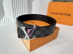 知名奢侈品牌Lois Vuitton的品牌皮带。带身采用了经典黑色和标志性Lv图案设计 双面可用，高辩度字母Logo金属扣，展现出优雅与奢华的风格，适合各种正式