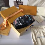 Lv Shape 双面腰带为 Lv Shape 搭扣赋予摩登雾面观感，无论搭配异彩纷呈的 Lv Graffiti 帆布或沉稳牛皮革，均可表明个性态度4.0宽