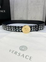 宽度4.0Cm Versace 范思哲 此款palazzo腰带采用牛皮革面料制作 并饰有Le pop Classique图案印花和标志性的美杜莎五金真空电镀配件