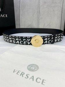 宽度4.0Cm Versace 范思哲 此款palazzo腰带采用牛皮革面料制作 并饰有Le pop Classique图案印花和标志性的美杜莎五金真空电镀配件