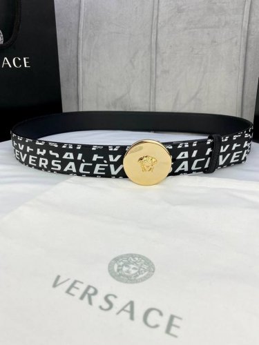 宽度4.0Cm Versace 范思哲 此款palazzo腰带采用牛皮革面料制作 并饰有Le pop Classique图案印花和标志性的美杜莎五金真空电镀配件