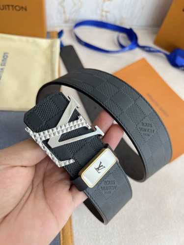 品名 Lv..路易..威登腰带皮带原单 型号 挂扣 经典纯钢材质挂扣 头层牛皮 图片实物拍摄 材料 头层牛皮 挂扣系列 纯钢材质扣头 钯镀电镀工艺永不掉色 原版