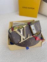 品名： Lv..路易..威登腰带皮带原单 型号：挂扣，经典纯钢材质字母挂扣，头层牛皮，图片实物拍摄 材料：头层牛皮，挂扣系列，纯钢材质扣头，钯镀电镀工艺永不掉色
