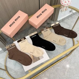 配包装 一盒五双 欧美大牌高品质超级爆款网红袜子官网同步字母中筒袜，Ins明星网红推荐火爆至极纯棉材质，轻薄柔软透气，四季通用，欧美大牌街头必备