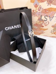 香家经典款双C腰带经典双C皮带腰带，编织五金搭配小牛皮皮带身，质感满分，简直身春日里的点睛之笔，皮带直径宽度1.5Cm