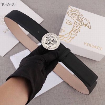 特 宽度4.0Cm 范思哲 此款腰带饰有标志性的versace美杜莎头像扣，彰显品牌格调。是一款精美的衣橱必备单品。