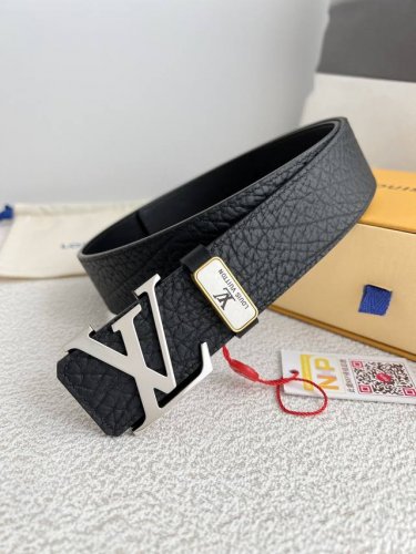 品名： Lv..路易..威登腰带皮带原单 型号：挂扣，经典纯钢材质面字母挂扣，头层牛皮，图片实物拍摄 材料：头层牛皮，挂扣系列，纯钢材质扣头，钯镀电镀工艺永不掉