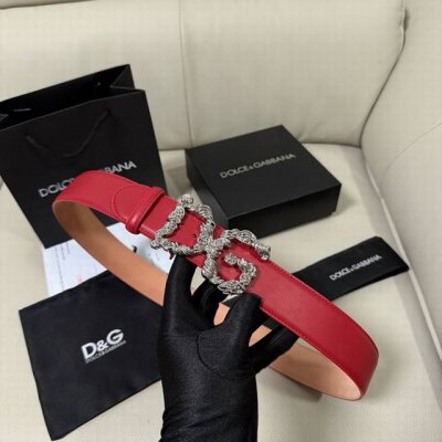 Dg宽4.0Cm 杜嘉班纳 新款 Devotion 系列 Lux 皮革腰带，点缀手工打造的徽标爱心珠宝金属合金搭扣，镶嵌珍珠装饰。扣下方设有点扣无镍搭扣与配件