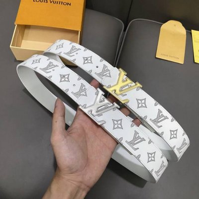 L0Uis Vuitt0N 專櫃最新升級版本 寬度40Mm 原廠小荔面壓刻有花型圖案效果 內襯進口柔軟小牛皮底 搭配新款字母搭扣 百搭易襯！