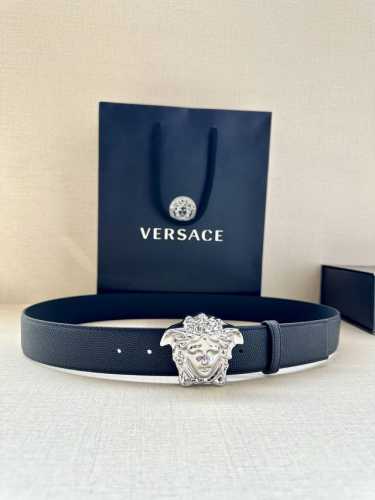 宽度4.0Cm Versace 范思哲 此款柔软的皮带饰3D美杜莎腰带扣，可搭配正装或休闲牛仔装。