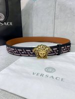 宽度4.0 Cm Versace范思哲此款经典的Versace腰带由柔软的小牛皮制成，饰有La Greca印花，并配有3D美杜莎腰带扣。