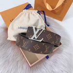 特 ：配送专柜全套礼盒包装。 Lv 40 毫米双面腰带将 帆布和柔软小牛皮分饰两面，以摩登视角重绎路易威登的经典设计，更有 Lv 字母搭扣绘上标志性一笔。搭提供
