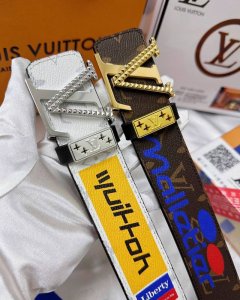 皮带：Lv..路易..顶级原单复刻. 腰带：百分百头层牛皮，保证真皮。雕花工艺24K纯钢扣涂鸦彩绘图案艺术双面可用专柜同等质量， 送人自用首选 包装： 请认准如