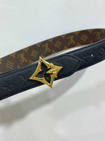 特 双面腰带选用 Monogram 帆布和 Monogram 压纹皮革演绎两式风尚，以宛若珠宝的柔美搭扣致意 Monogram 花卉，可为各式造型注入典雅风采。 - 点击图像关闭