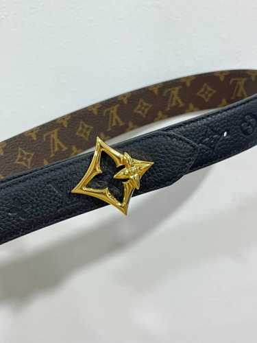 特 双面腰带选用 Monogram 帆布和 Monogram 压纹皮革演绎两式风尚，以宛若珠宝的柔美搭扣致意 Monogram 花卉，可为各式造型注入典雅风采。