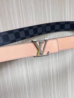 特 3.0Mm当季女士新款 一面一面帆布印花，一面进口小牛皮，搭配精品扣头扣，做工精细，质量保证。