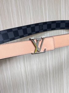 特 3.0Mm当季女士新款 一面一面帆布印花，一面进口小牛皮，搭配精品扣头扣，做工精细，质量保证。