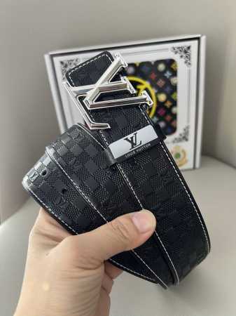 品名：Lv..路易..威登原单 材质：原单牛皮腰带 百分百头层牛皮腰带保证真皮钢扣，专柜原单品质、做工精细，时尚大牌，送人自用首选 包装： 请认准如图专柜包装赠 - 点击图像关闭