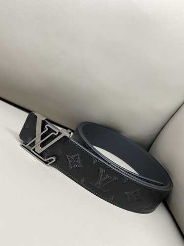 Lv Initiales 40 毫米可双面用腰带 进口小牛皮材质柔软手感 一面大水波纹 一面经典压花纹