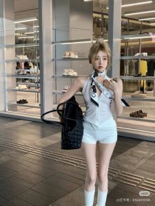 山茶花香奈儿Twilly小丝巾来了，Chanel 卡通字母名副其实的小可爱，人手三条闭眼收，我都不拦着N久都没有见过这么好看的Twilly真的是真香本香了，凹造