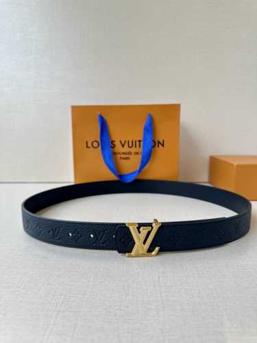 2.0宽 Lv Dimension 双面腰带将经典格调引入新颖尺幅设计。皮革压印 Lv 字母和 Monogram 花卉，与纤秀 Lv 字母搭扣相映成趣，令品牌标