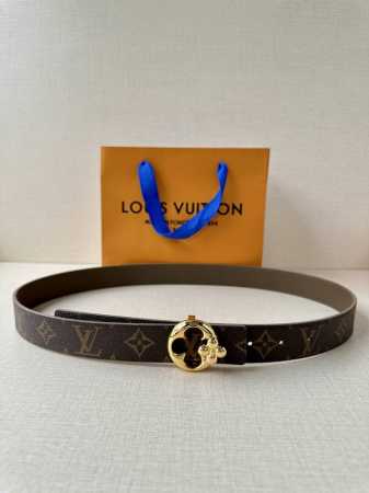 本款3.0宽幅腰带以 Monogram 帆布和皮革分饰两面，闪耀金属 Lv Initiales 搭扣的瞩目意味。悠闲格调适宜搭配牛仔着装 - 点击图像关闭