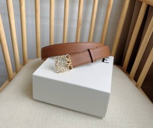 Loewe 罗意威专柜最新同款腰带 选用鹅卵石纹牛皮革腰带 配有Loewe Anagram针扣 卓越的工艺 个性的造型 精美的材质 宽:3.2Cm