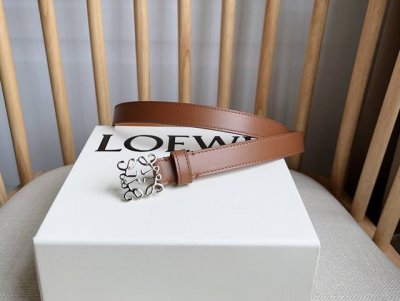 特 Loewe 罗意威专柜最新同款腰带 选用光滑牛皮革窄款腰带 配有Anagram挂锁针扣 卓越的工艺 个性的造型 精美的材质 宽:2.0Cm