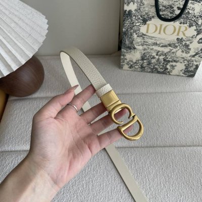 Dior这款马鞍腰带是一款经典配饰。采用粒面牛皮革重新诠释，时尚休闲设计，饰以亮面金属旋转Cd腰带扣。纤细款式，与半身裙、连衣裙或长裤搭配更显身形。宽2.0Cm